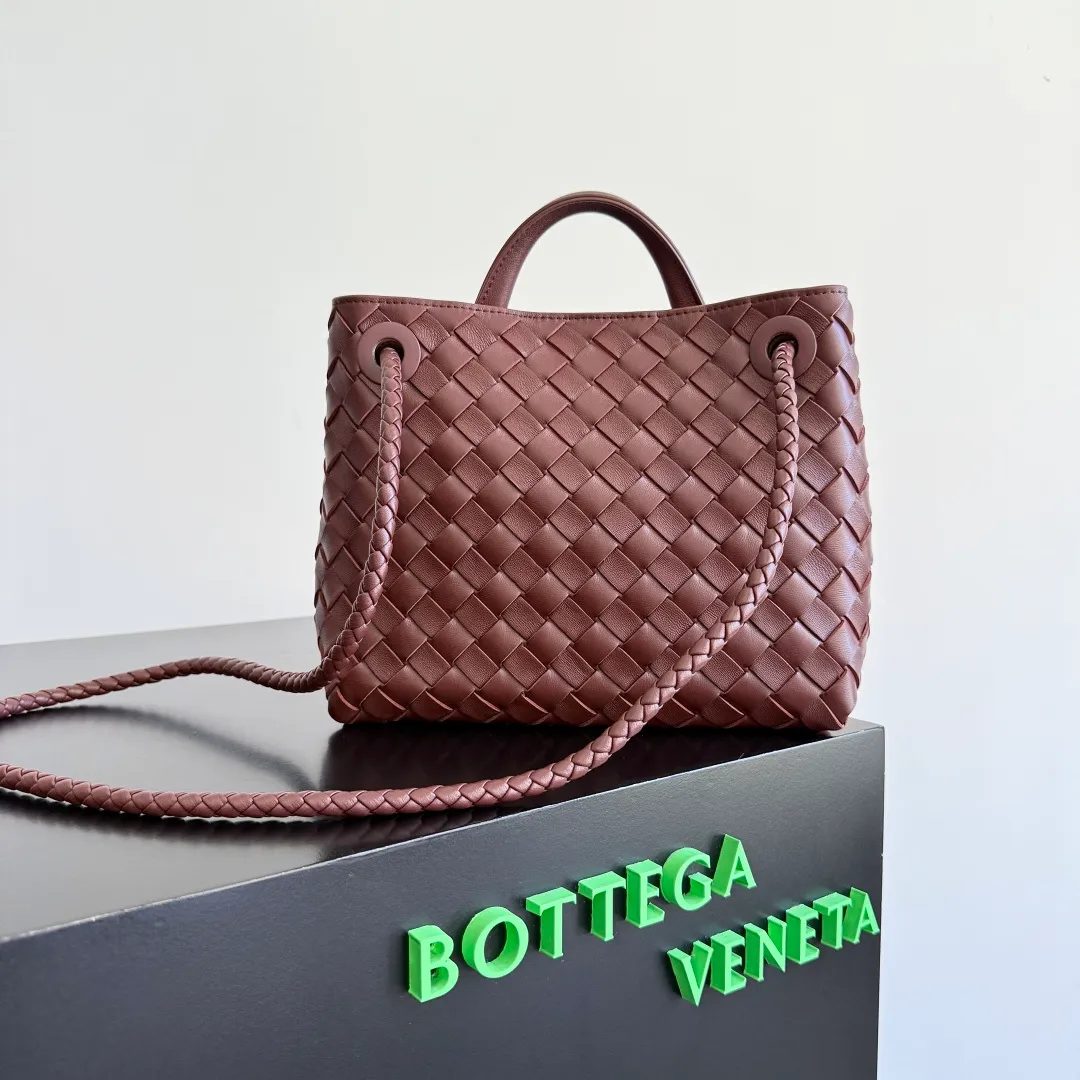 The 2023 new Andiamo batch of 1860 BV has been shipped‼ ️Really popular🔥The new Andiamo woven handbag launched by Bottega Veneta this season is really popular all over the world! ! Celebrities at home and abroad have worn it, and Oscar-winning actress Michelle Yeoh has taken it out on the street. Song Jia, Trai Yara, Yu Feihong, Sanji Ayaka, Rosie Hunting-Whiteley, Yoshioka Riho, etc. have all picked up this bag. It is classic and versatile, showing off its temperament, and the bag capacity is also large, which is very convenient for daily commuting! ! A variety of carrying methods, the shoulder straps can be adjusted by yourself, the original lambskin feels soft and delicate, and the unisex style breaks gender boundaries and brings a more practical and longer-lasting use experience. Andiamo, which has both elegant and casual styles, perfectly interprets the true appearance of "fashionable old money style". Style number: 743568 Size: 25*22*10.5cm